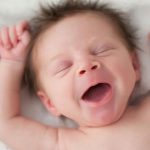 چگونه ساعت خواب کودک را تنظیم کنیم.