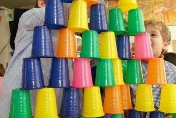 بازی برج لیوانی بازی برای کودک دو تا هشت ساله