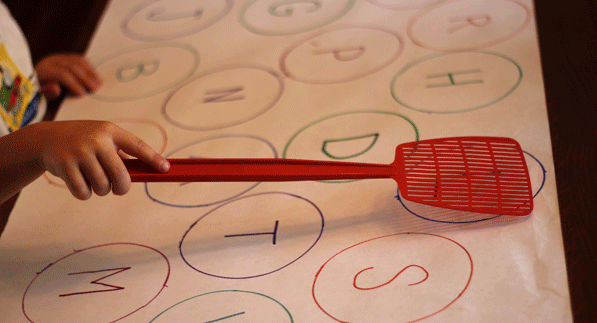 بازی ضربه ای بازی برای کودک پنج تا هشت سال با هدف آموزش خواندن و نوشتن